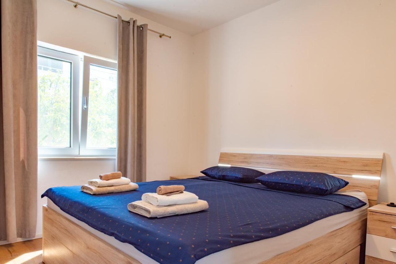 Beach Holiday Home With Private Jacuzzi & Parking Trogir Ngoại thất bức ảnh