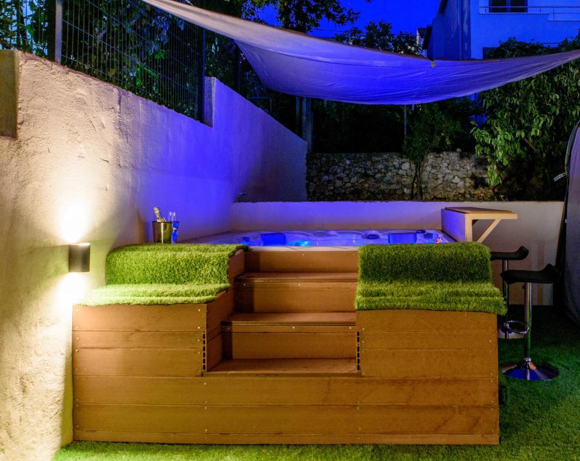 Beach Holiday Home With Private Jacuzzi & Parking Trogir Ngoại thất bức ảnh