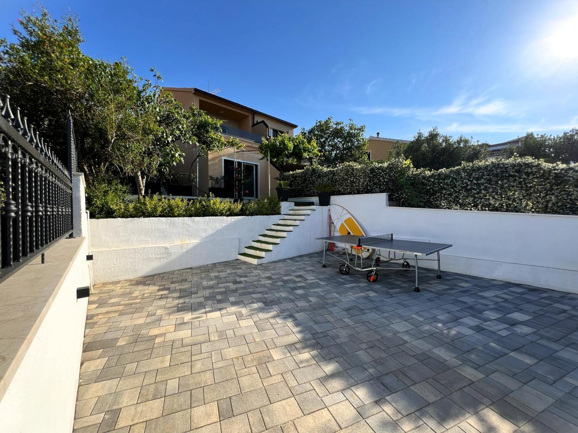 Beach Holiday Home With Private Jacuzzi & Parking Trogir Ngoại thất bức ảnh