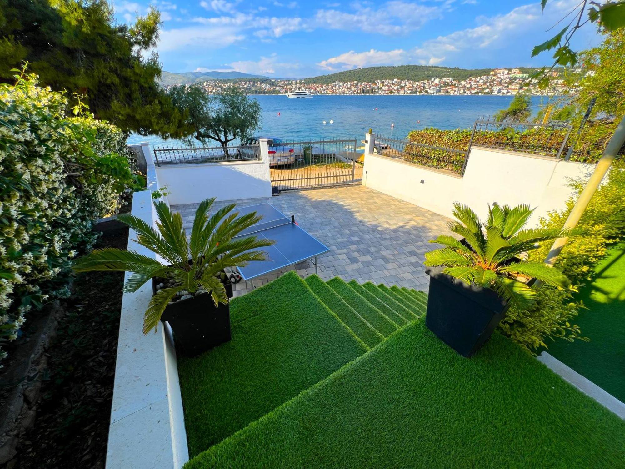 Beach Holiday Home With Private Jacuzzi & Parking Trogir Ngoại thất bức ảnh