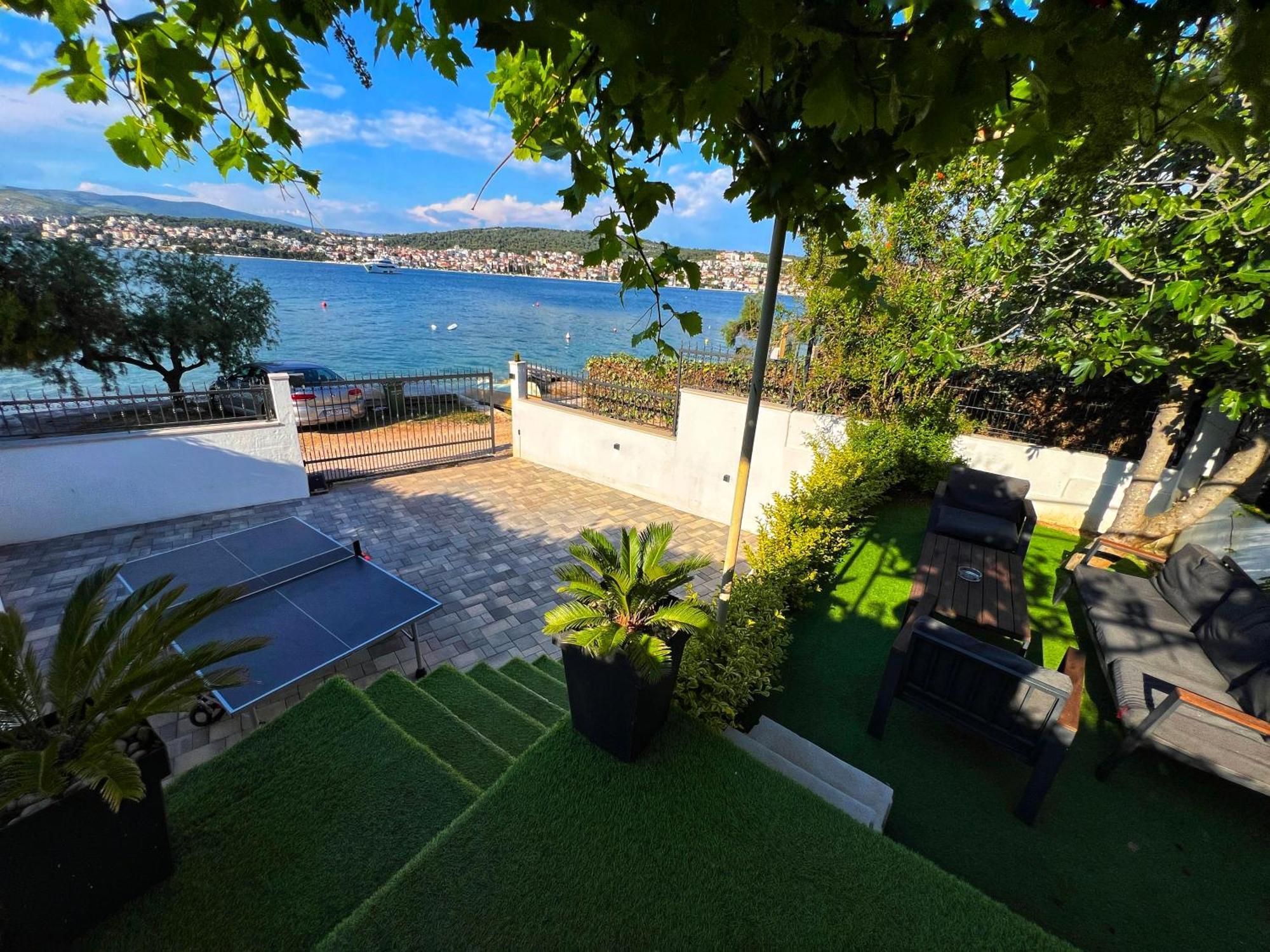 Beach Holiday Home With Private Jacuzzi & Parking Trogir Ngoại thất bức ảnh